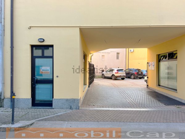 negozio in vendita a Samarate in zona Verghera