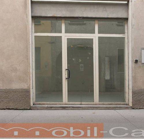negozio in vendita a Samarate in zona Verghera
