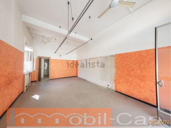 negozio in vendita a Samarate in zona Verghera