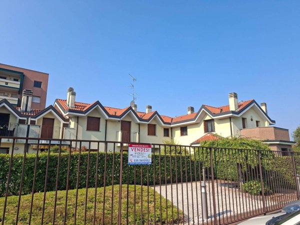 appartamento in vendita a Samarate in zona Verghera