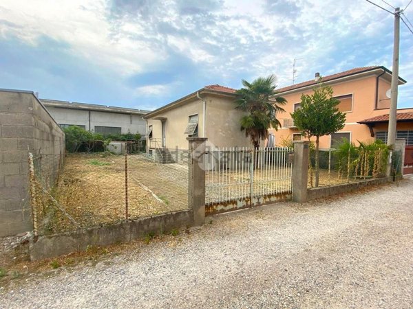 appartamento in vendita a Samarate in zona Verghera