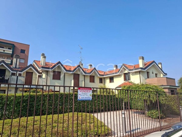 appartamento in vendita a Samarate in zona Verghera