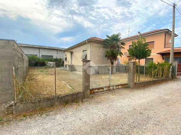 appartamento in vendita a Samarate in zona Verghera
