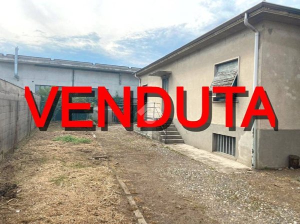 casa indipendente in vendita a Samarate in zona Verghera