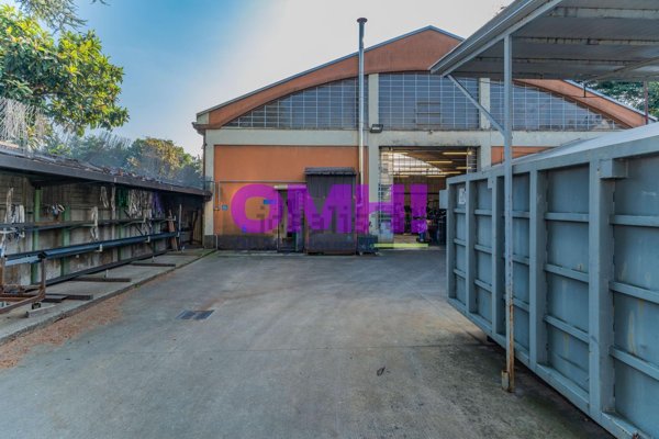 capannone in vendita a Samarate in zona Verghera