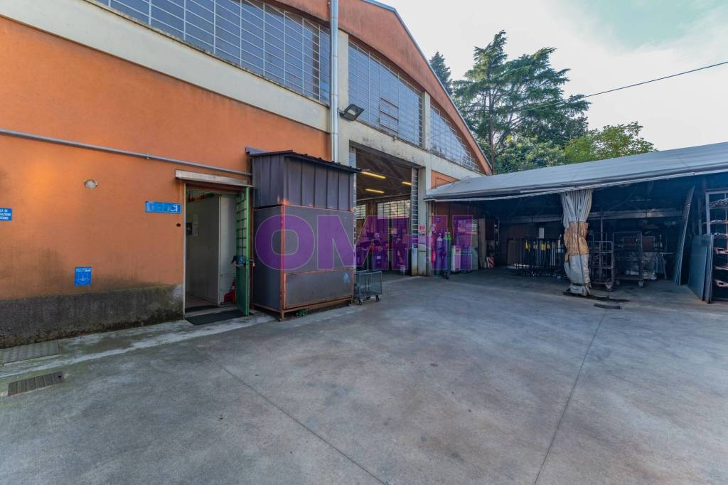 locale commerciale in vendita a Samarate in zona Verghera