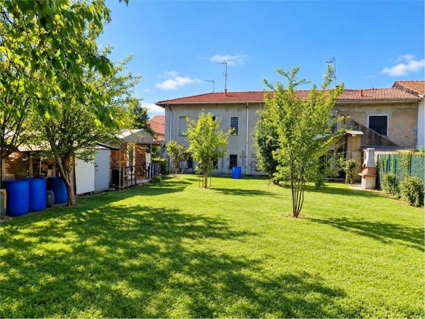 casa indipendente in vendita a Samarate in zona Verghera