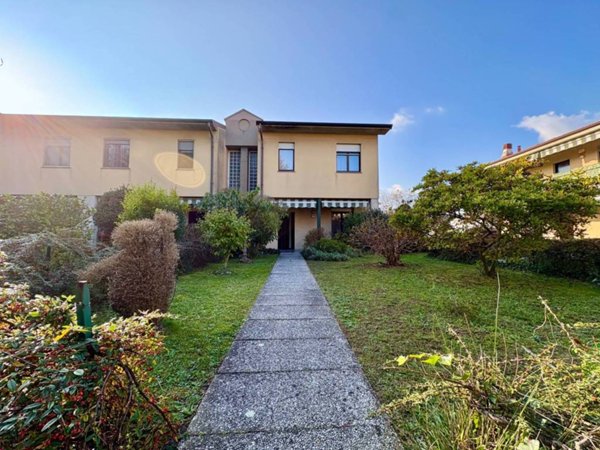 casa indipendente in vendita a Samarate in zona Cascina Elisa