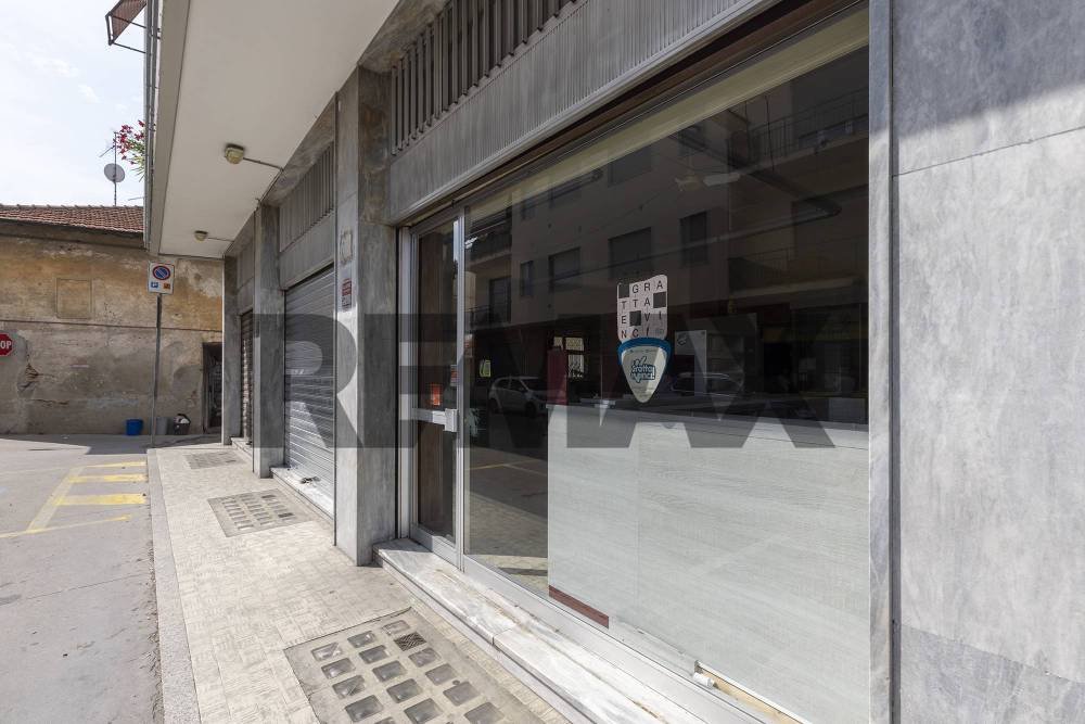 locale commerciale in vendita a Samarate in zona Verghera