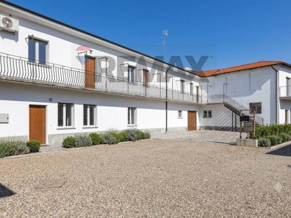 casa indipendente in vendita a Samarate in zona Verghera