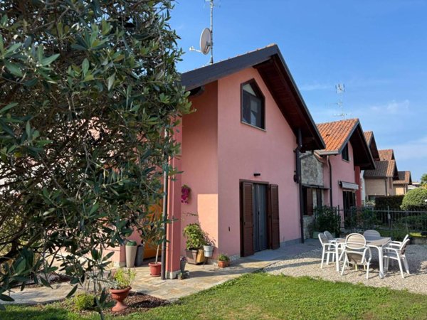 casa indipendente in vendita a Samarate in zona San Macario