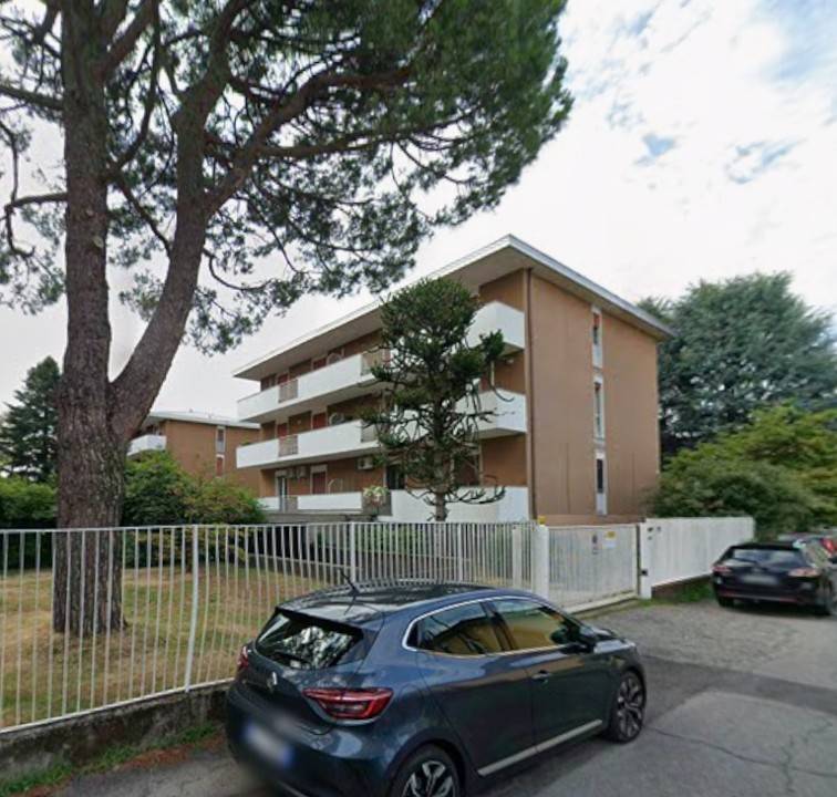 locale commerciale in vendita a Samarate in zona Verghera