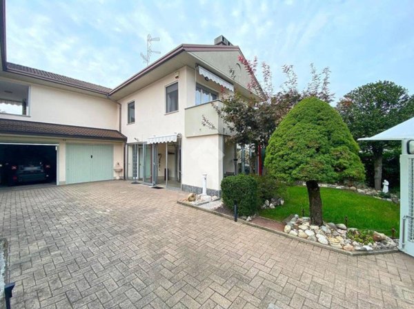 casa indipendente in vendita a Samarate in zona Cascina Elisa