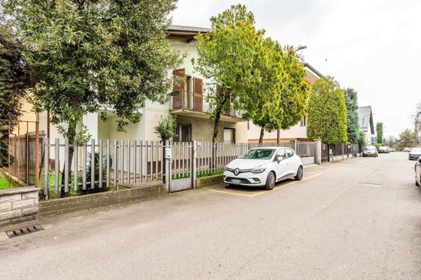 casa indipendente in vendita a Saronno