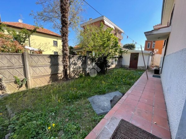 casa indipendente in vendita a Saronno
