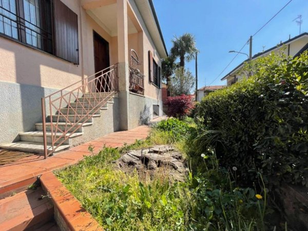 casa indipendente in vendita a Saronno