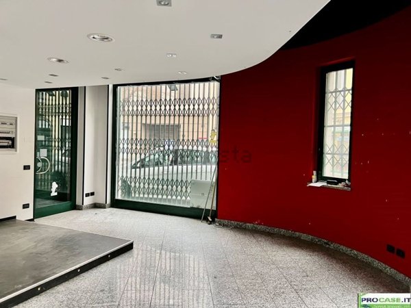 locale commerciale in vendita a Saronno