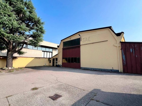 locale commerciale in vendita a Saronno