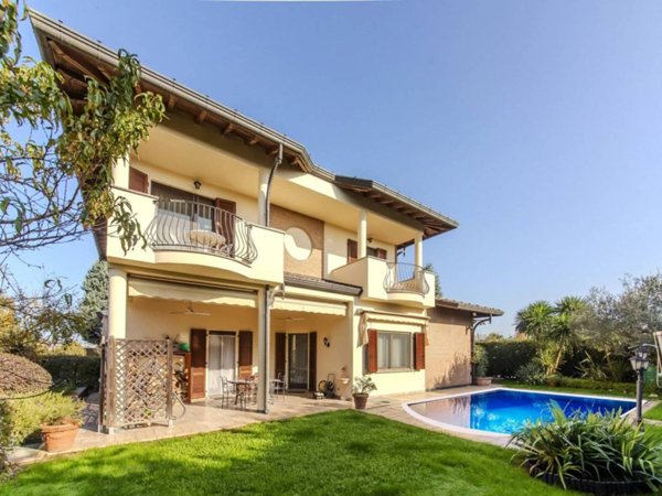 casa indipendente in vendita a Saronno in zona Cascina Colombara