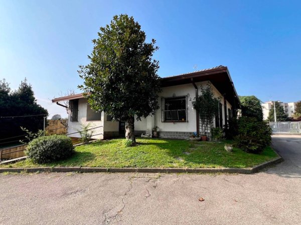 casa indipendente in vendita a Saronno