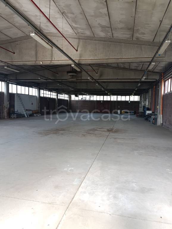 locale commerciale in vendita a Saronno