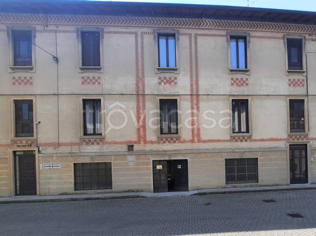 locale commerciale in vendita a Saronno