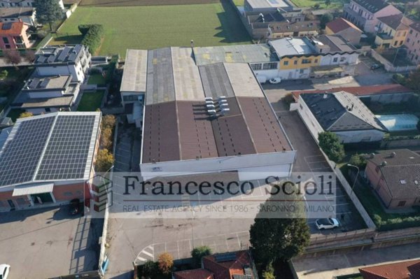 locale commerciale in vendita a Saronno