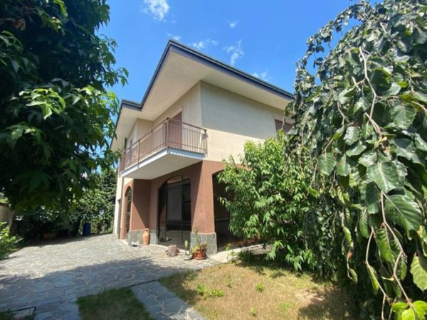 casa indipendente in vendita a Saronno