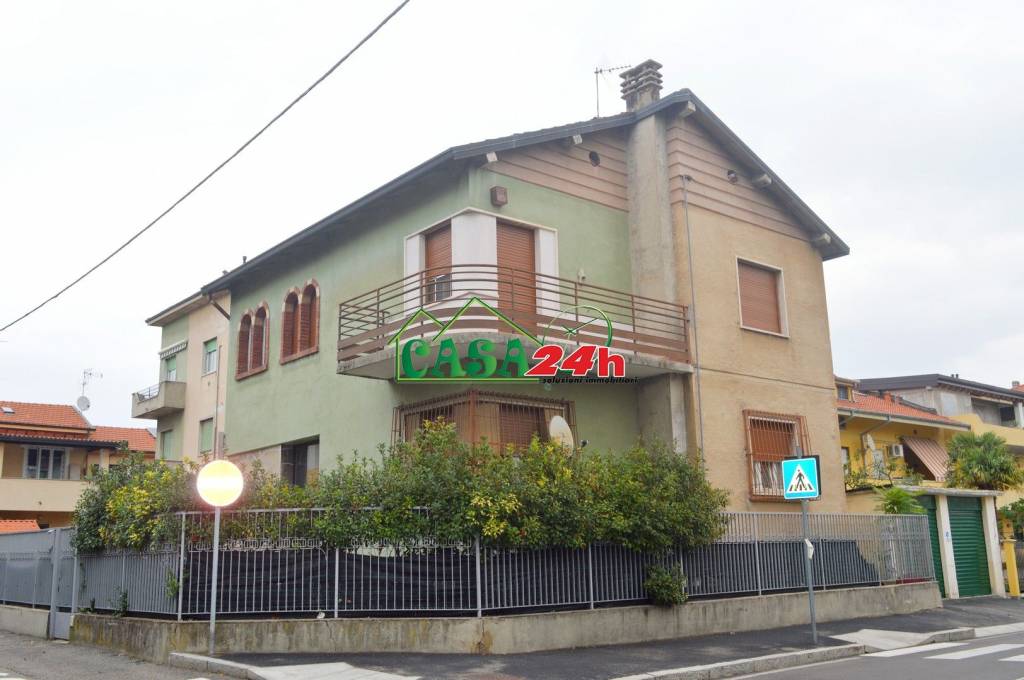 casa indipendente in vendita a Saronno