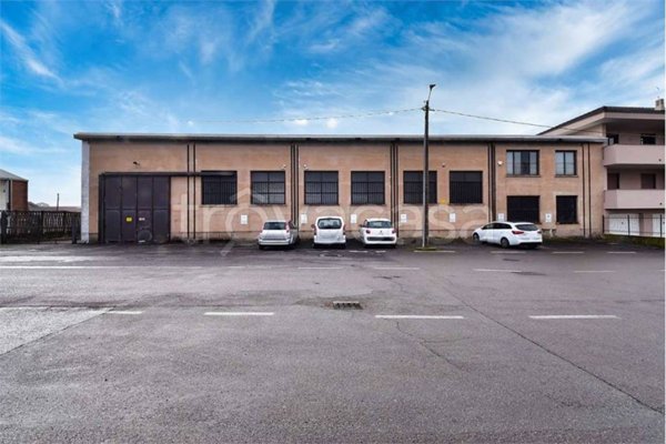 locale commerciale in vendita a Saronno