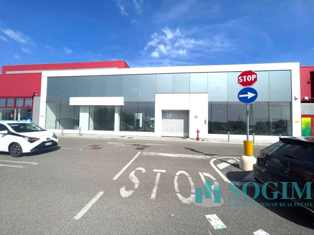 locale commerciale in vendita a Saronno