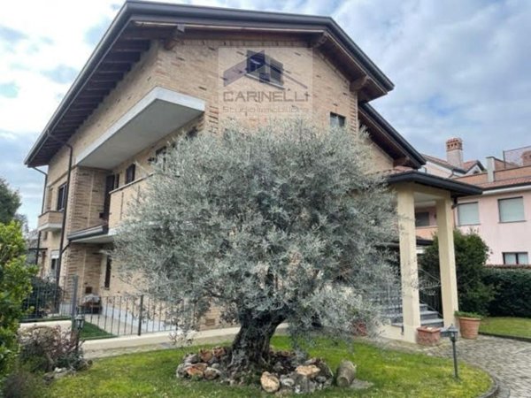 casa indipendente in vendita a Saronno