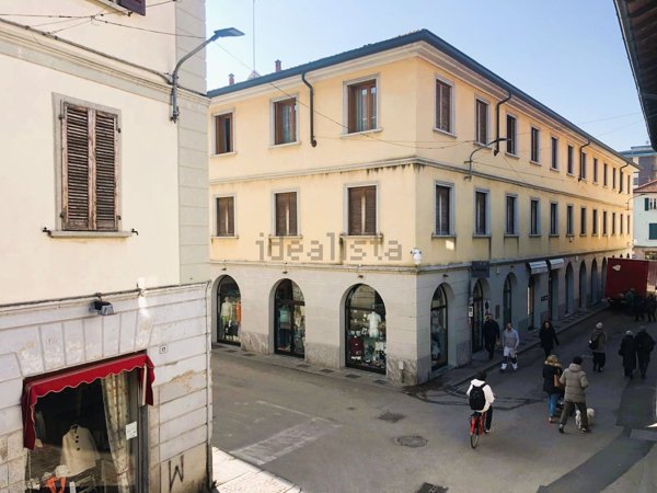 locale commerciale in vendita a Saronno
