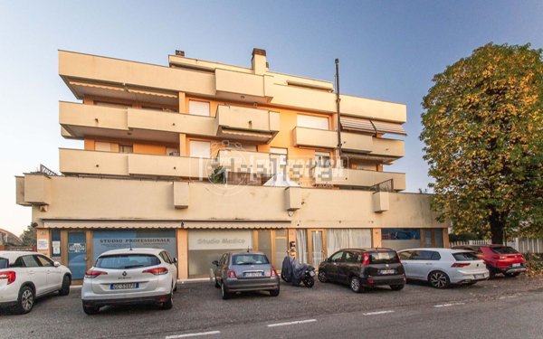 locale commerciale in vendita a Saronno