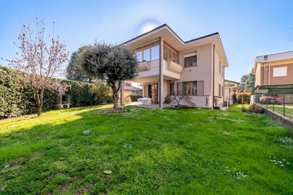 casa indipendente in vendita a Saronno