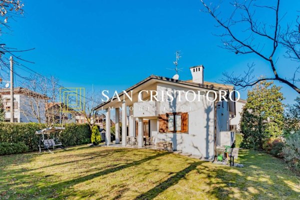 casa indipendente in vendita a Saronno