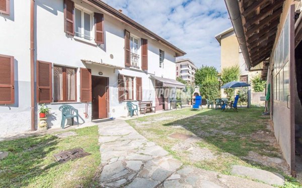 casa indipendente in vendita a Saronno