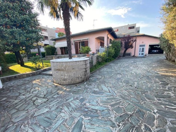 casa indipendente in vendita a Saronno