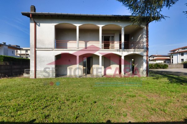 casa indipendente in vendita a Saronno