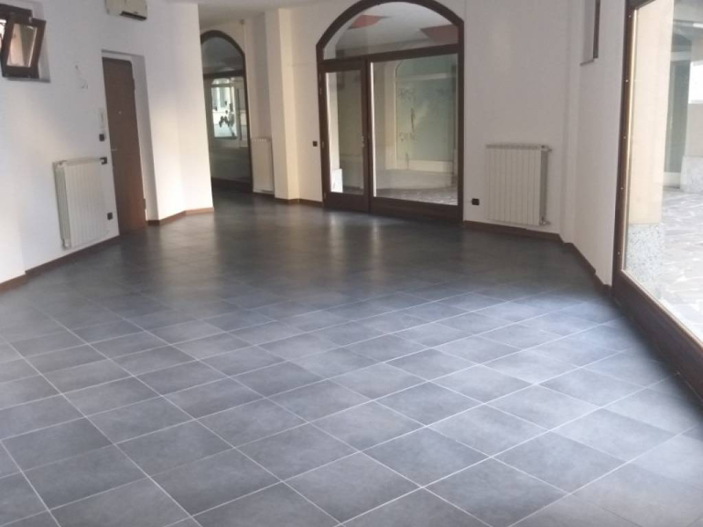 negozio in vendita a Saronno