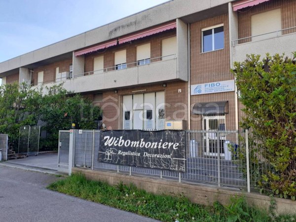 locale commerciale in vendita a Saronno