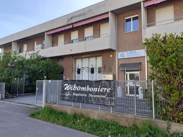 capannone in vendita a Saronno