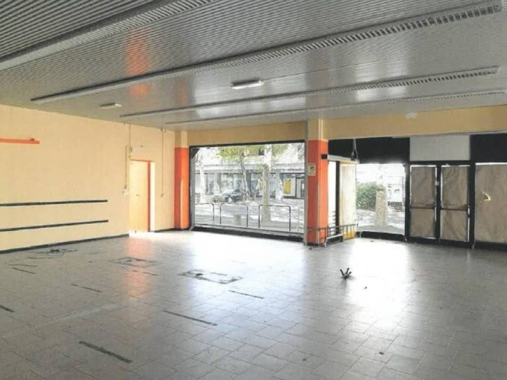 negozio in vendita a Saronno