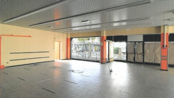 locale commerciale in vendita a Saronno