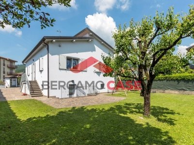 casa indipendente in vendita a Saronno