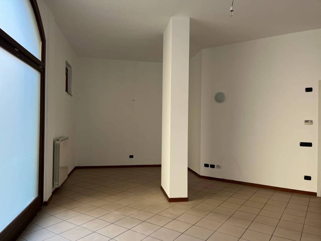 negozio in vendita a Saronno