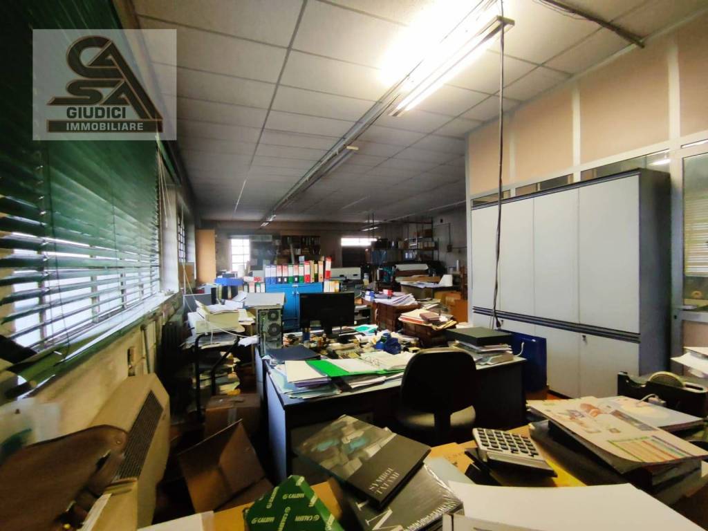 locale commerciale in vendita a Saronno