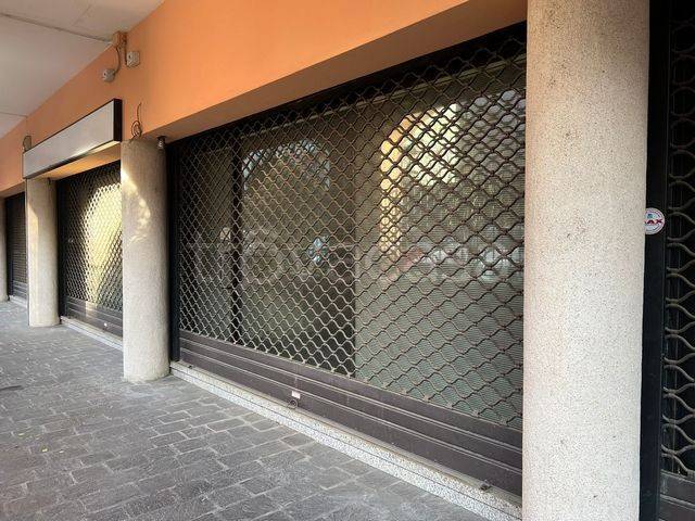negozio in vendita a Saronno