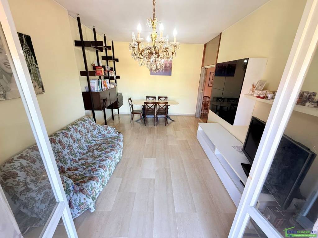 appartamento in vendita a Saronno in zona Campo dei Fiori