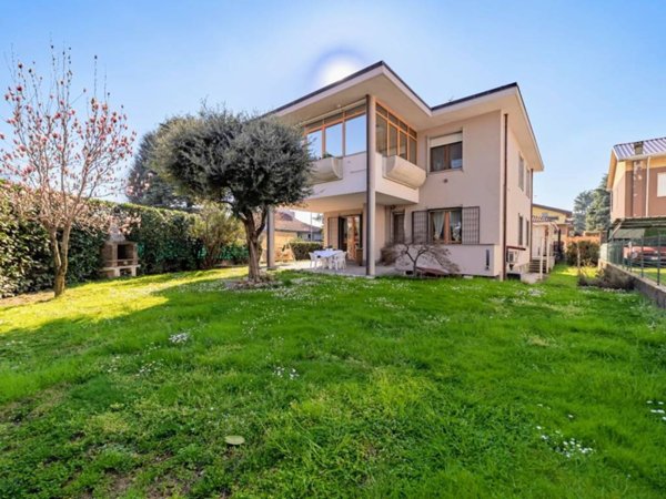 casa indipendente in vendita a Saronno
